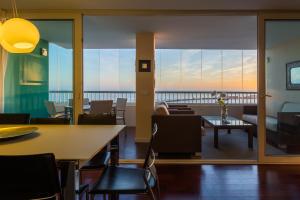 - une salle à manger avec vue sur l'océan dans l'établissement PACIFICO Family Home by Cadiz4Rentals, à Cadix