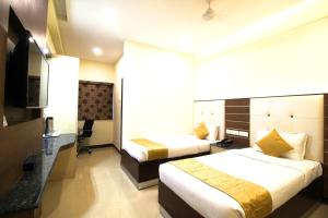 سرير أو أسرّة في غرفة في Saibala Grand Airport Hotel