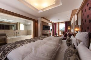 Telewizja i/lub zestaw kina domowego w obiekcie Schlosshotel Fiss