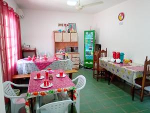 ein Zimmer mit zwei Tischen und Stühlen mit roten Tassen darauf in der Unterkunft Remember Py in Luque