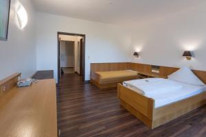 Postel nebo postele na pokoji v ubytování Hotel Bartholomäus