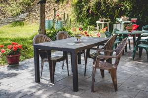 - une table et des chaises noires sur la terrasse dans l'établissement Gure ametsa, à Getaria