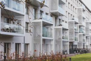 ein Apartmenthaus mit Balkon auf der Seite in der Unterkunft Mariandl am Meer in Binz