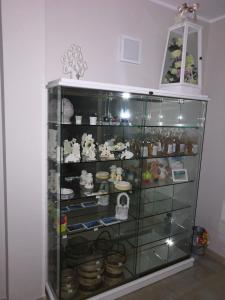 a glass display cabinet filled with lots of items at B&B La Graticola Ristorante Pizzeria in Trepuzzi