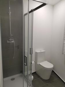 Et badeværelse på DoBairro Suites at Merces