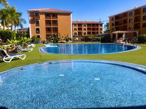 The swimming pool at or close to El Mocan Luxury Apartment