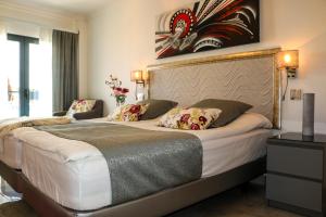 a bedroom with a large bed in a room at The Birds Nest in Alvor