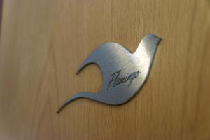 un signo de metal en forma de corazón en una pared de madera en The Birds Nest, en Alvor