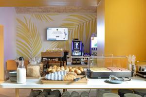 eine Bäckerei mit einer Theke mit Gebäck darauf in der Unterkunft B&B Hotel Roma San Lorenzo Termini in Rom