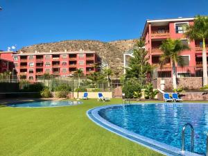 basen przed budynkiem w obiekcie El Mocan Luxury Apartment w mieście Palm-Mar
