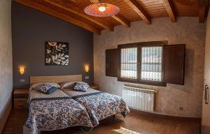 Un dormitorio con una cama grande y una ventana en Apartamentos Vega Rodiles el campu en Villaviciosa