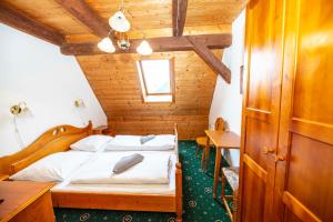 Łóżko lub łóżka w pokoju w obiekcie Hotel Svaty Hubert