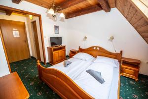 Łóżko lub łóżka w pokoju w obiekcie Hotel Svaty Hubert