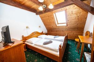 Łóżko lub łóżka w pokoju w obiekcie Hotel Svaty Hubert