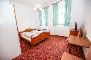 Łóżko lub łóżka w pokoju w obiekcie Hotel Svaty Hubert