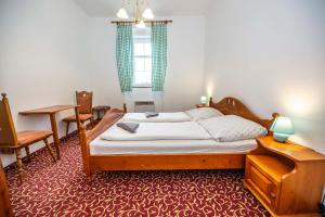 Łóżko lub łóżka w pokoju w obiekcie Hotel Svaty Hubert