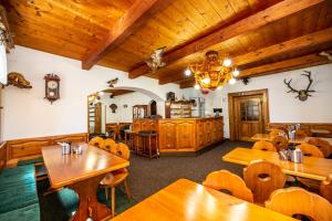 Restauracja lub miejsce do jedzenia w obiekcie Hotel Svaty Hubert