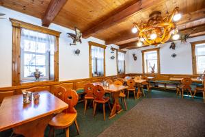 Restauracja lub miejsce do jedzenia w obiekcie Hotel Svaty Hubert