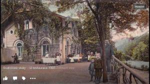 an old picture of a family in front of a house at Apartmány Svatošské skály in Loket