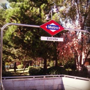 um sinal de metro vermelho numa luz de rua em Loft Desing Retiro em Madrid