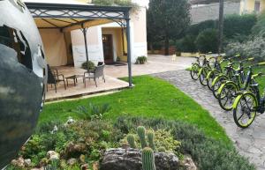 una fila de bicicletas estacionadas en un jardín en Hotel Ristorante La Piana, en Telese Terme