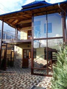 Cette maison en verre offre une vue sur les montagnes. dans l'établissement Vila Lavinia, à Buşteni