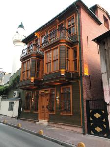 um edifício ao lado de uma rua em Green Mansion em Istambul