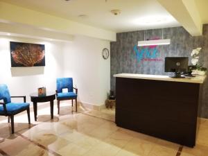una sala de espera en un spa con sillas azules y una mesa en Crowne Plaza Santo Domingo, an IHG Hotel, en Santo Domingo