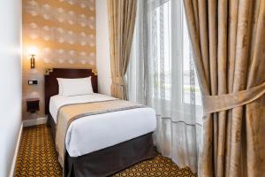 سرير أو أسرّة في غرفة في Eurostars Gran Hotel La Toja