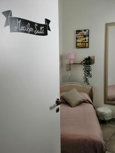 una camera con un letto e un cartello sulla porta di Trastevere & Gianicolo Sweet Rest a Roma