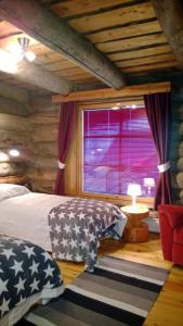 מיטה או מיטות בחדר ב-Riihilinna Ski Lodge