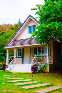 una pequeña casa con un camino delante de ella en Cottages @ Hill Resort en Mu Si