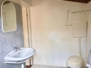 a bathroom with a sink and a toilet and a mirror at Lagomar Casa tipo loft in Ciudad de la Costa +22 photos