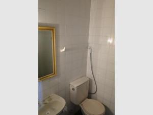 uma casa de banho com um WC e um lavatório em Ilhéus Hotel em Ilhéus