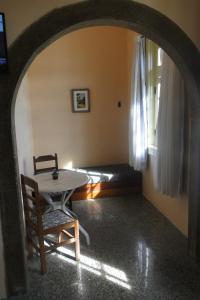 um quarto com uma mesa, um banco e uma janela em Ilhéus Hotel em Ilhéus