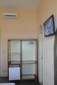 um quarto vazio com um frigorífico e uma prateleira em Ilhéus Hotel em Ilhéus