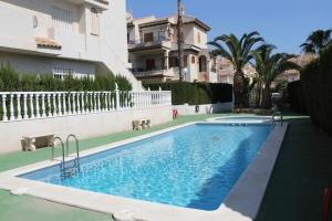 duży basen przed budynkiem w obiekcie Residencia Alhambra Los Cisnes w mieście Torrevieja