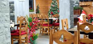 a row of tables and chairs with christmas decorations at Hotel Superski in Cavnic