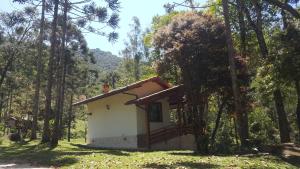 a small house in the middle of a forest at Cabanas da Fazenda in Visconde De Maua +52 photos
