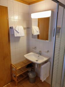 A bathroom at Hotel Bären