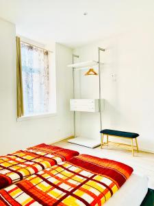 una camera con un letto con una coperta colorata di Casa al Duomo - Domhaus a Bolzano