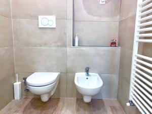 bagno con servizi igienici e lavandino di Casa al Duomo - Domhaus a Bolzano