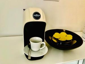 ボルツァーノにあるCasa al Duomo - Domhausのコーヒーメーカー、テーブルの上にカップ