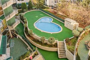 una vista aérea de una piscina en un césped verde en Apartamento&piscina cerca de Barcelona, en Ripollet