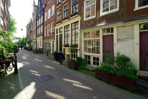 eine Kopfsteinpflasterstraße in einer Stadt mit Gebäuden in der Unterkunft The Mallory in Amsterdam