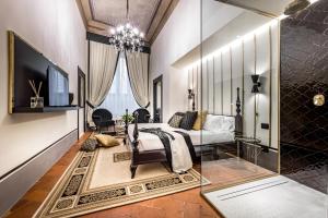 - une chambre avec un lit et un mur en verre dans l'établissement Palazzo Bianca Cappello Residenza d'Epoca, à Florence
