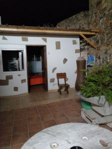 um quarto com uma parede que foi coberta de tinta em Casa rural la cruz em Agüimes