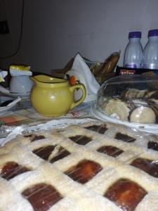 un tavolo con un piatto di cialde e un piatto di torte di monolocale "le sciabiche" a Brindisi