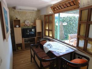 - un salon avec une table et une télévision dans l'établissement Apartments Maria - close to the beach, à Split