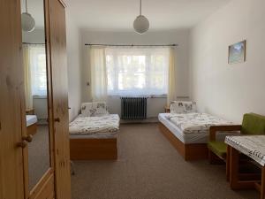 Postel nebo postele na pokoji v ubytování Turistická ubytovňa SHB ,Štrbské Pleso - Vysoké Tatry